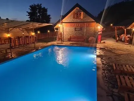 Bazen Bosanska Kuca Bungalov *